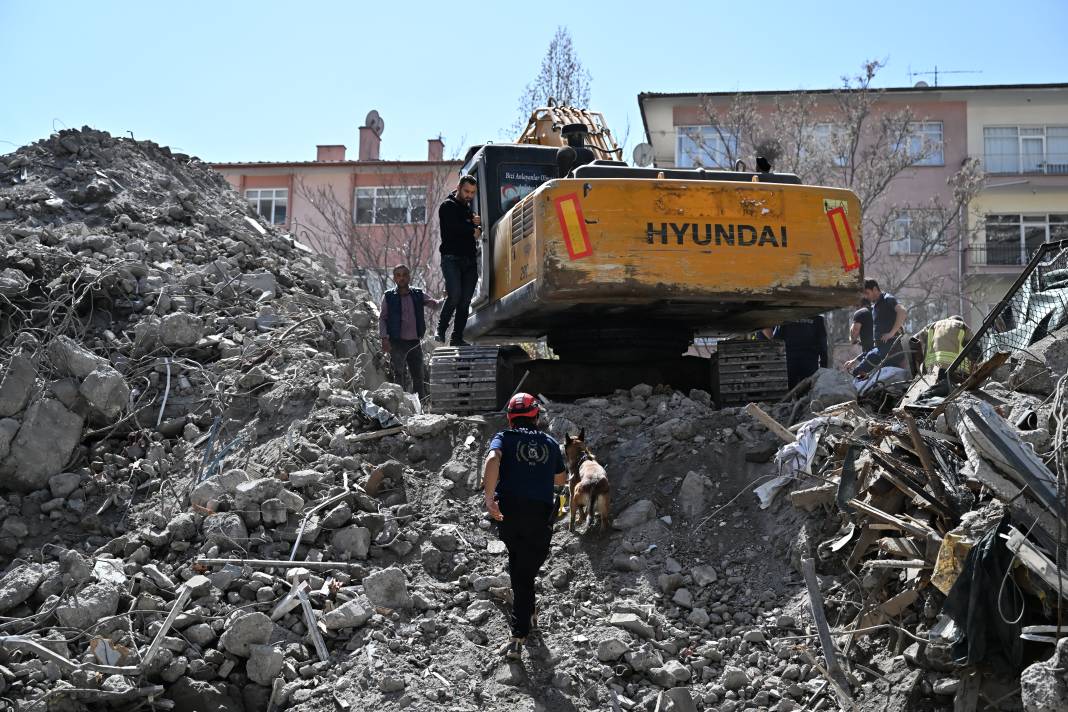 Ankara'da istinat duvarı çöktü. Bir işçi enkaz altında 12